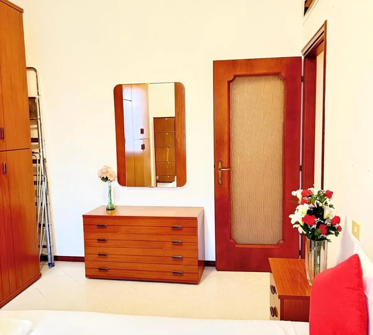 Classic Milan House 15 Minutes From Duomo 0*,  Italien